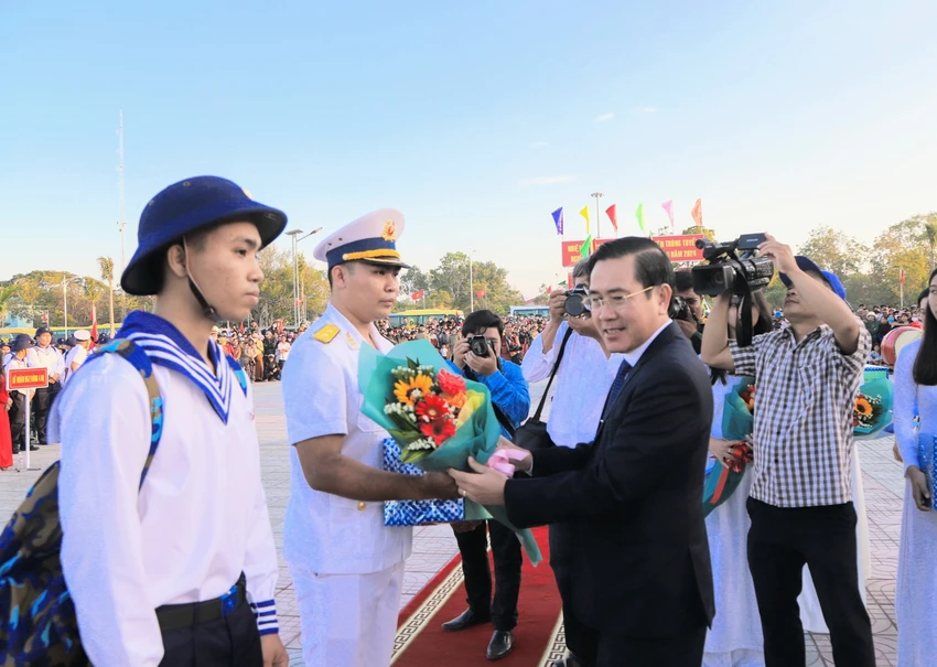 hon-1-200-thanh-nien-ninh-thuan-no-nuc-len-duong-nhap-ngu-1.jpg