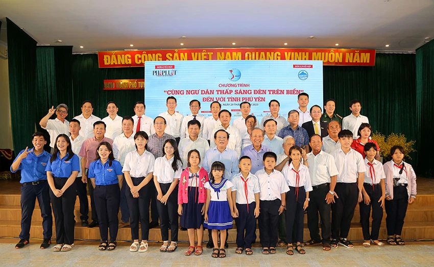 tiep-tuc-hanh-trinh-cung-ngu-dan-thap-sang-den-tren-bien-3.jpg