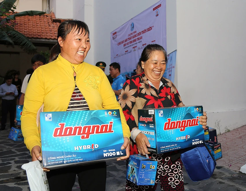 tiep-tuc-hanh-trinh-cung-ngu-dan-thap-sang-den-tren-bien-4.jpg