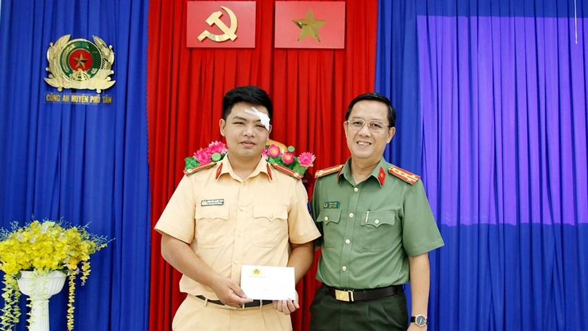 chay-xe-khong-co-guong-chieu-hau-thieu-nien-con-tong-csgt.jpg