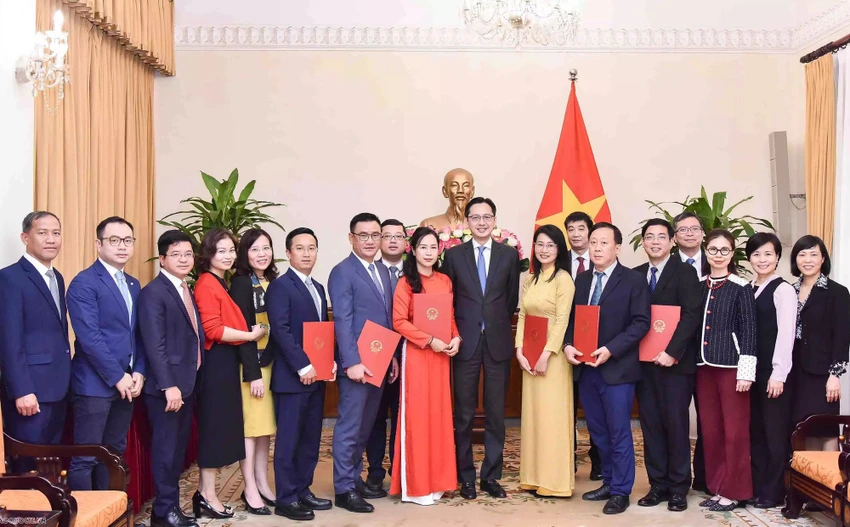 bo-ngoai-giao-bo-nhiem-5-quyen-cuc-truong-pho-vu-truong-2.jpeg