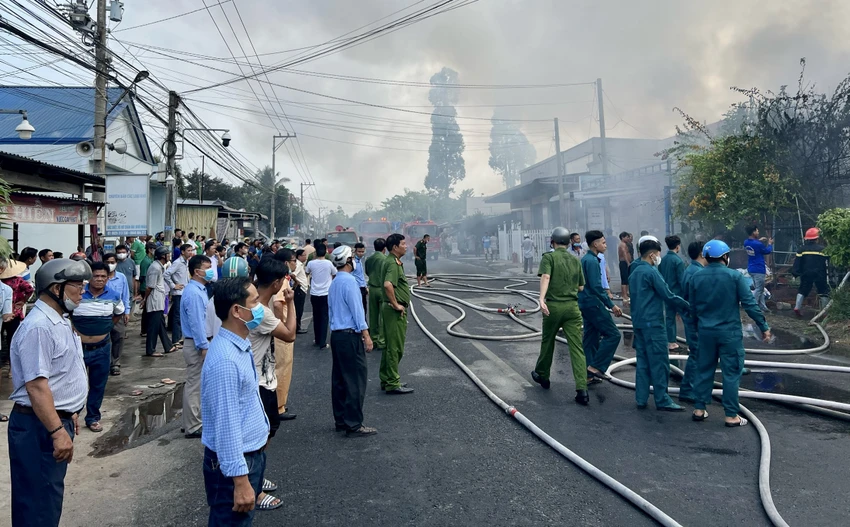 Lửa thiêu rụi 4 căn nhà ở An Giang ngày cá tháng 4