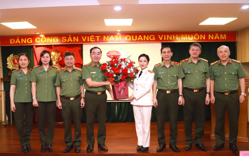 cong-bo-quyet-dinh-chuan-y-pho-chu-nhiem-ubkt-dang-uy-cong-an-trung-uong-4.JPG