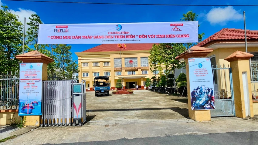 Chương trình 'Cùng ngư dân thắp sáng đèn trên biển' đến với bà con tỉnh Kiên Giang