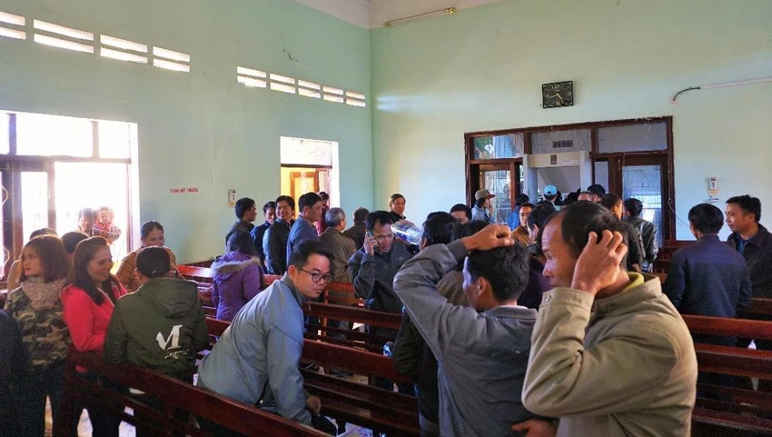 KSV bị bệnh đột ngột nên người dân đành phải ra về. Ảnh: NGÂN NGA