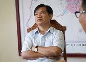 Chủ tọa bị luật sư 'vịn' lại để cùng họp với chánh án