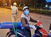 Ông bố chở bình oxy cứu con: 'Cộng đồng đã không bỏ quên chúng tôi'