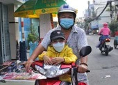 Hậu COVID-19: Ông ngoại phụ hồ dắt theo cháu gái ra công trường học online