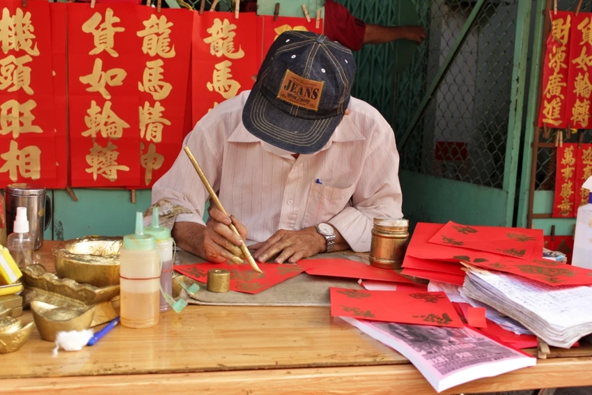 Ông đồ hơn 50 năm ‘bán chữ’: "Nhiều người xin điều ước cho năm mới!" ảnh 9 Ông đồ hơn 50 năm ‘bán chữ’: "Nhiều người xin điều ước cho năm mới!" ảnh 9