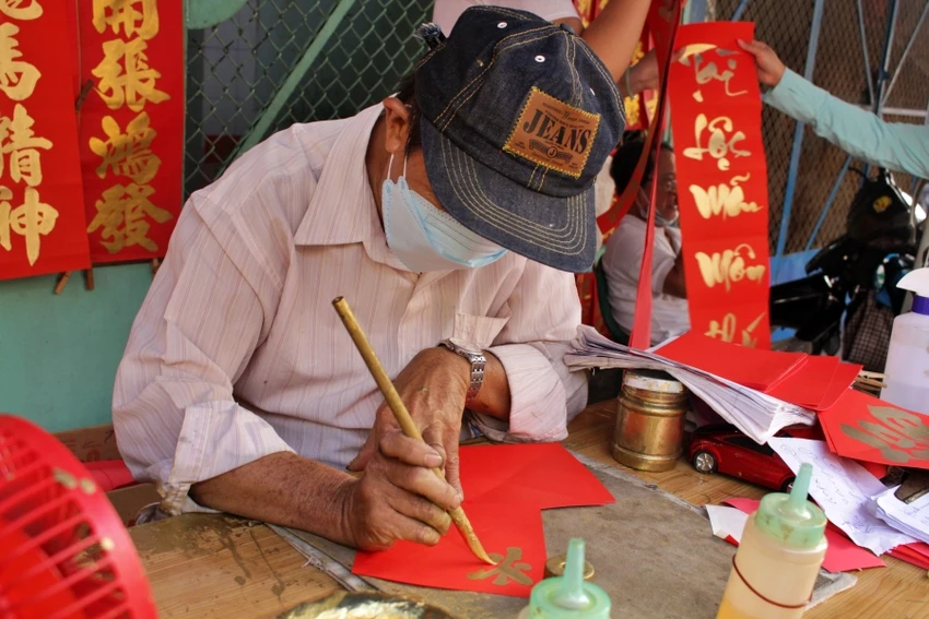 Ông đồ hơn 50 năm ‘bán chữ’: "Nhiều người xin điều ước cho năm mới!" ảnh 3 Ông đồ hơn 50 năm ‘bán chữ’: "Nhiều người xin điều ước cho năm mới!" ảnh 3