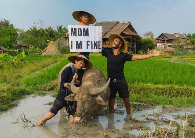 Các bức hình của anh đều có tấm biển với nội dung Mẹ ơi, con ổn