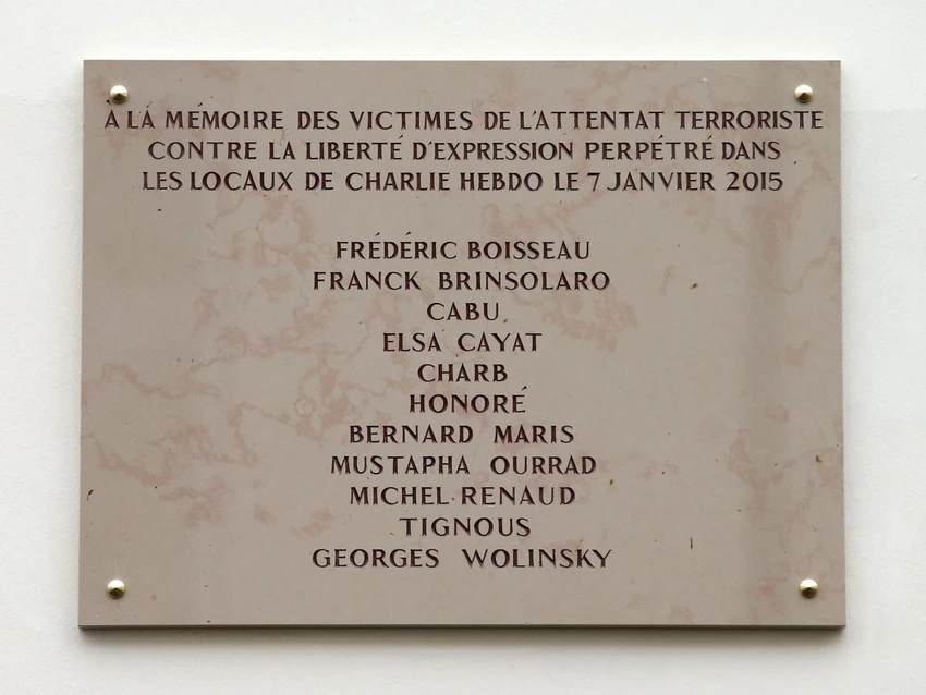 Bia tưởng niệm nạn nhân vụ Charlie Hebdo mắc lỗi chính tả ảnh 1 Bia tưởng niệm nạn nhân vụ Charlie Hebdo mắc lỗi chính tả ảnh 1