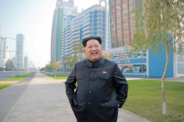 Kim Jong-un đứng ở Đại lộ Rạng Đông