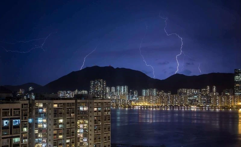 hơn 10.000 tia sét giáng xuống Hong Kong