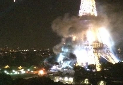 tháp Eiffel bốc khói đen