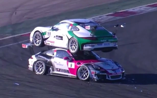 2 xe Porsche đâm vào nhau