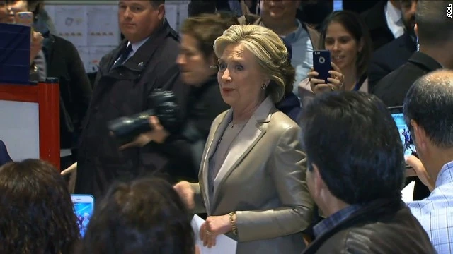 Bà Clinton bỏ phiếu cho chính mình ở New York ảnh 1 bà Clinton