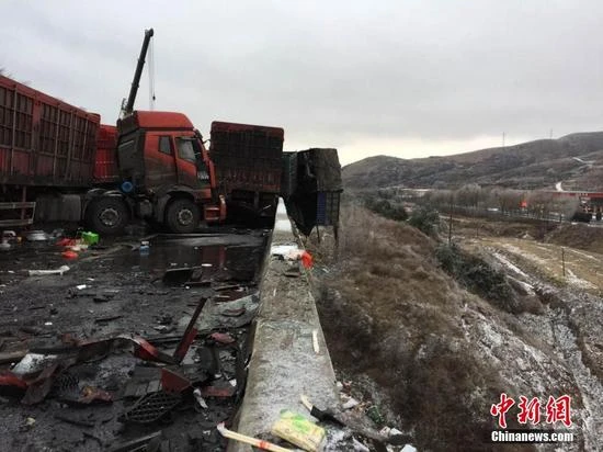 56 xe ô tô tông liên hoàn