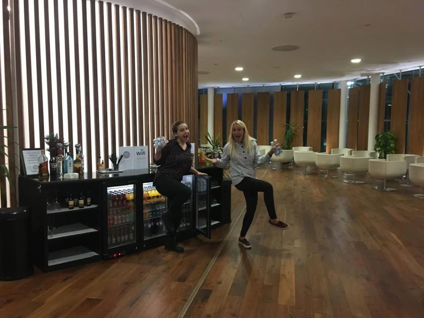 phụ nữ Anh trên máy bay trống