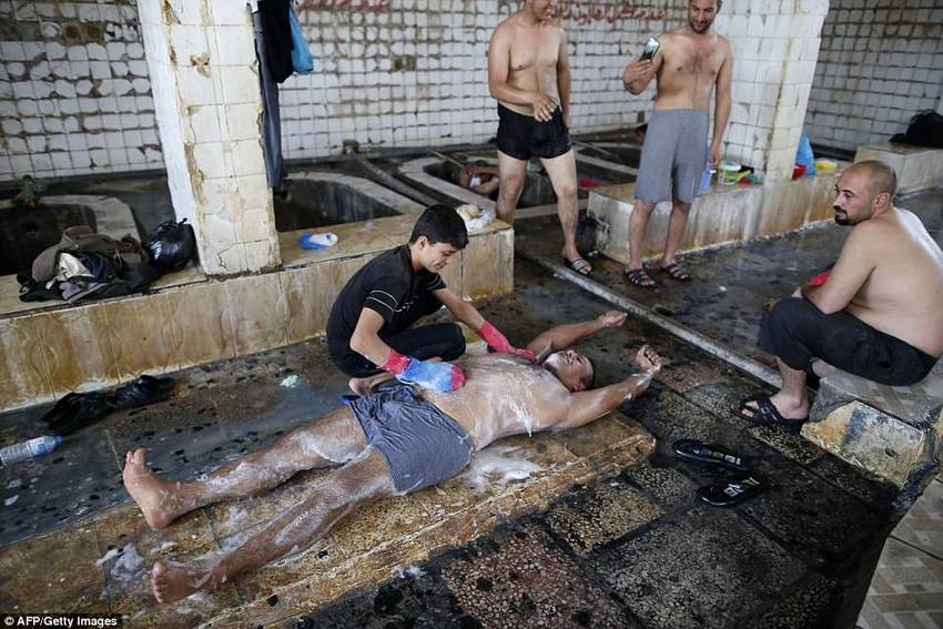 Spa nước nóng của quân Iraq giữa chiến trường Mosul ảnh 3
