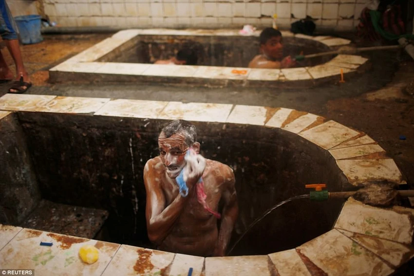 Spa nước nóng của quân Iraq giữa chiến trường Mosul ảnh 5