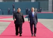 Hai ông Moon-Kim cùng bước lên thảm đỏ vào Nhà Hòa Bình