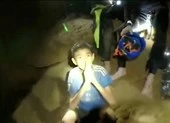 Video: Đội bóng nhí Thái Lan chào và cảm ơn mọi người