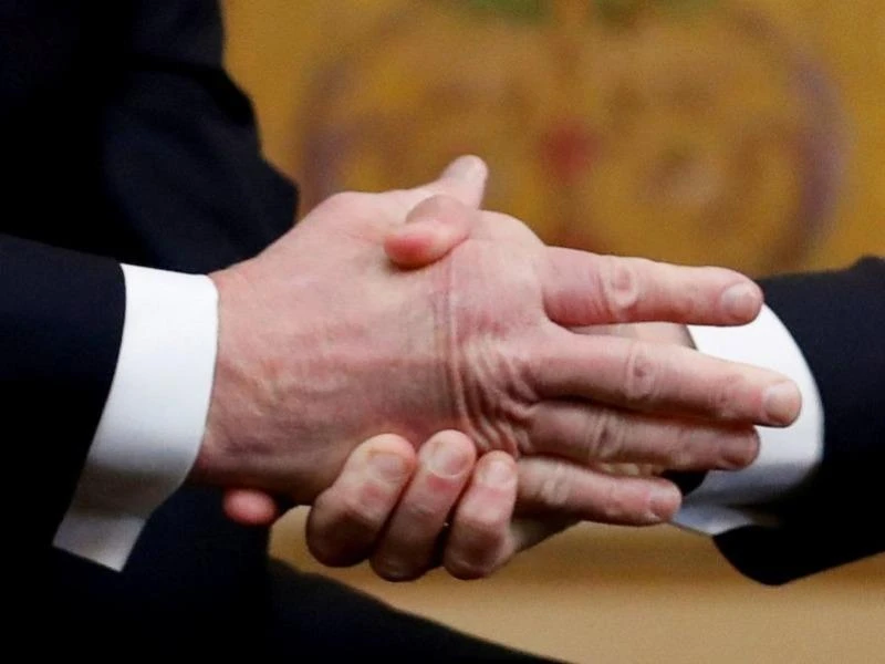 Ngôn ngữ cơ thể khác lạ của ông Trump khi gặp Tổng thống Pháp