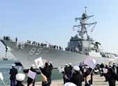 Tàu chiến Mỹ áp sát Hoàng Sa