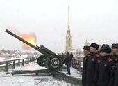 Video ông Putin đích thân khai hỏa lựu pháo mừng Giáng sinh