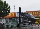 Cảnh sát Trung Quốc bắn chết tài xế xe nâng lao vào đám đông