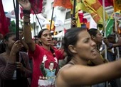 Người dân Venezuela biểu tình, chặn đường phản đối chính phủ