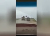 Video xe quân sự Mỹ tạt đầu, đẩy xe Nga ra khỏi đường ở Syria