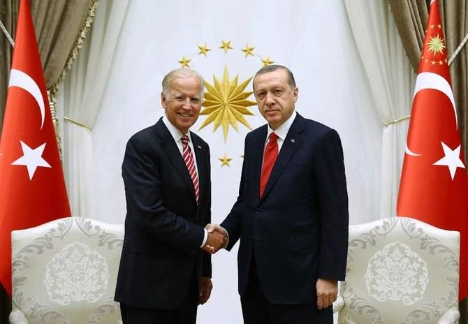 Tổng thống Mỹ Joe Biden bắt tay Tổng thống Thổ Nhĩ Kỳ Recep Tayyip Erdogan (phải) tại Ankara (Thổ Nhĩ Kỳ). Ảnh: AFP Tổng thống Mỹ Joe Biden bắt tay Tổng thống Thổ Nhĩ Kỳ Recep Tayyip Erdogan (phải) tại Ankara (Thổ Nhĩ Kỳ). Ảnh: AFP