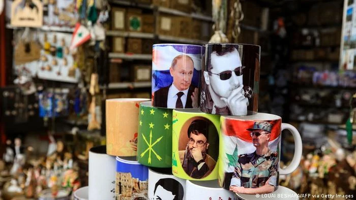 Nga và Syria là đồng minh và hình ảnh của Tổng thống Nga Putin có thể được tìm thấy trên đồ lưu niệm tại các khu chợ ở Syria. Ảnh: DW Nga và Syria là đồng minh và hình ảnh của Tổng thống Nga Putin có thể được tìm thấy trên đồ lưu niệm tại các khu chợ ở Syria. Ảnh: DW