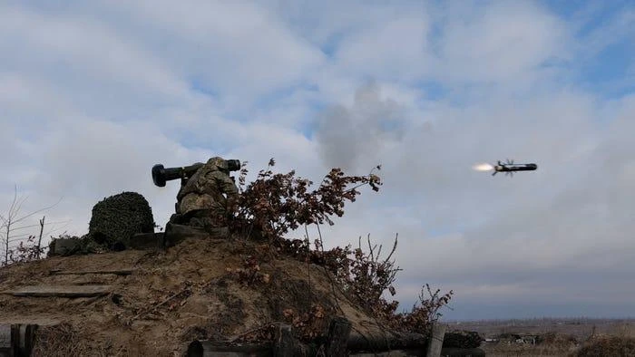 Binh sĩ Ukraine phóng tên lửa chống tăng Javelin trong cuộc tập trận ở Ukraine hồi tháng 2. Ảnh: Ukrainian military/Handout/REUTERS
