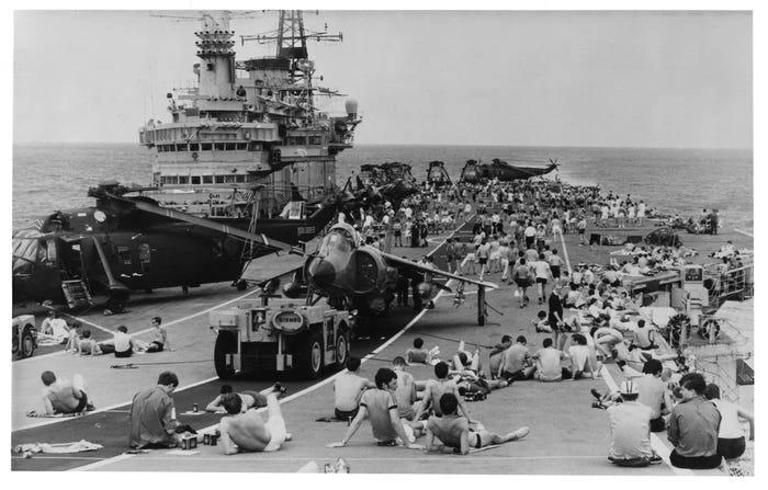 Các thành viên của Hải quân Hoàng gia Anh trên tàu HMS Hermes khi tàu di chuyển tới quần đảo Falkland năm 1982. Ảnh: Hulton-Deutsch Collection/CORBIS/Corbis/Getty Images Các thành viên của Hải quân Hoàng gia Anh trên tàu HMS Hermes khi tàu di chuyển tới quần đảo Falkland năm 1982. Ảnh: Hulton-Deutsch Collection/CORBIS/Corbis/Getty Images