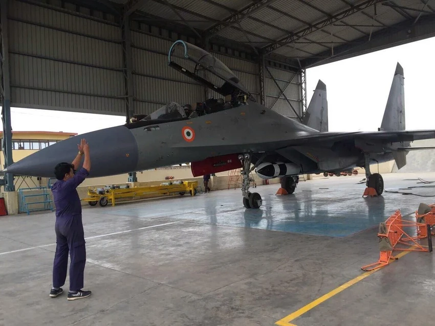 Tên lửa hành trình siêu thanh BrahMos được lắp dưới bụng tiêm kích Su-30MKI. Ảnh: TWITTER Tên lửa hành trình siêu thanh BrahMos được lắp dưới bụng tiêm kích Su-30MKI. Ảnh: TWITTER