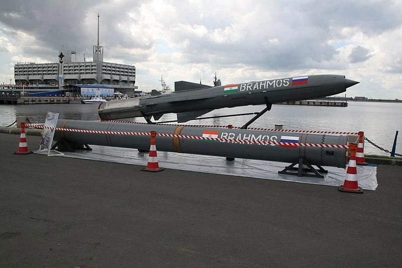 Tên lửa hành trình siêu thanh BrahMos do Nga và Ấn Độ hợp tác sản xuất. Ảnh: Wikipedia Tên lửa hành trình siêu thanh BrahMos do Nga và Ấn Độ hợp tác sản xuất. Ảnh: Wikipedia