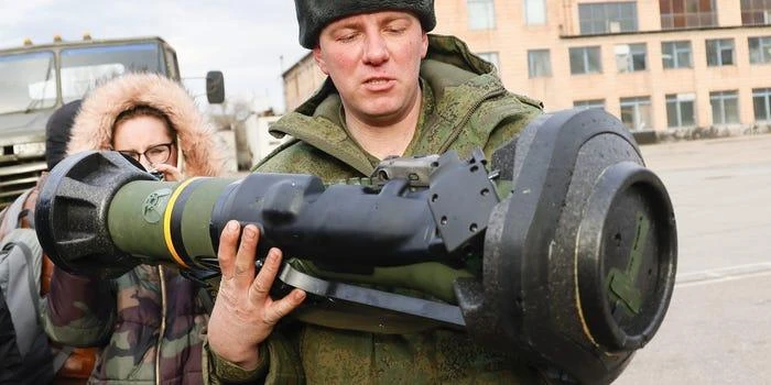 Xe tăng, bệ phóng rocket đa nòng và tên lửa chống tăng được chuyển tới miền Đông Ukraine cuối tháng 3. Ảnh: Sefa Karacan/ANADOLU AGENCY/ GETTY IMAGES Xe tăng, bệ phóng rocket đa nòng và tên lửa chống tăng được chuyển tới miền Đông Ukraine cuối tháng 3. Ảnh: Sefa Karacan/ANADOLU AGENCY/ GETTY IMAGES