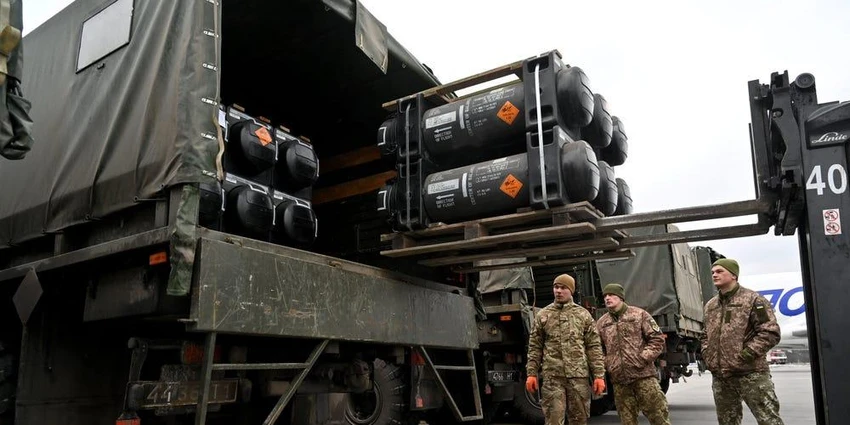 Quân nhân Ukraine cất dỡ một xe tải chở tên lửa chống tăng vác vai FGM-148 Javelin. Ảnh: Sergei Supinsky/AFP/GETTY IMAGES Quân nhân Ukraine cất dỡ một xe tải chở tên lửa chống tăng vác vai FGM-148 Javelin. Ảnh: Sergei Supinsky/AFP/GETTY IMAGES
