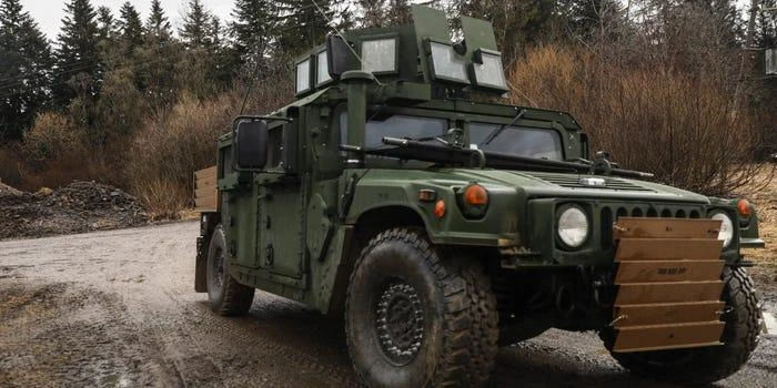 Xe tải Humvee được nhìn thấy gần căn cứ quân sự tạm thời dành cho binh sĩ Mỹ tại sân bay Arlamow. Ảnh: Beata Zawrzel/NURPHOTO/GETTY IMAGES Xe tải Humvee được nhìn thấy gần căn cứ quân sự tạm thời dành cho binh sĩ Mỹ tại sân bay Arlamow. Ảnh: Beata Zawrzel/NURPHOTO/GETTY IMAGES