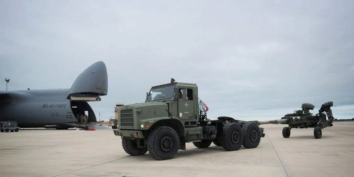 Công binh hải quân Mỹ vận hành xe tải quân sự đa năng Medium Tactical Vehicle Replacement (MTVR) để kéo pháo M777 của lục quân Mỹ từ máy bay vận tải quân sự C5M Super Galaxy của không quân Mỹ. Ảnh: Petty Officer 1st Class Caine Storino Công binh hải quân Mỹ vận hành xe tải quân sự đa năng Medium Tactical Vehicle Replacement (MTVR) để kéo pháo M777 của lục quân Mỹ từ máy bay vận tải quân sự C5M Super Galaxy của không quân Mỹ. Ảnh: Petty Officer 1st Class Caine Storino