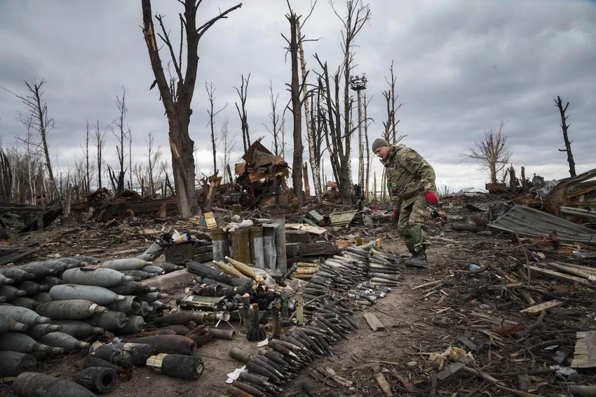 Binh sĩ Ukraine kiểm tra pháo chưa nổ do lực lượng Nga để lại. Ảnh: WAR.UKRAINE.UA Binh sĩ Ukraine kiểm tra pháo chưa nổ do lực lượng Nga để lại. Ảnh: WAR.UKRAINE.UA