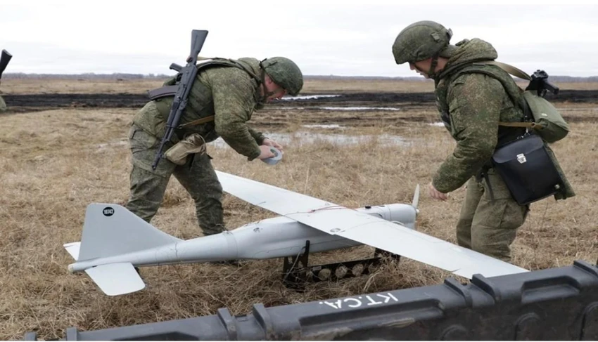 Binh sĩ Nga chuẩn bị phóng UAV Orlan-10 bằng máy phóng. Ảnh: TWITTER Binh sĩ Nga chuẩn bị phóng UAV Orlan-10 bằng máy phóng. Ảnh: TWITTER