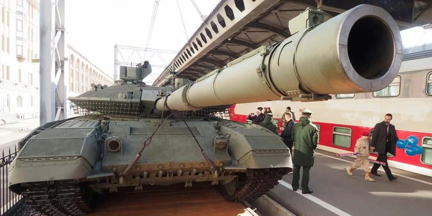 Xe tăng T-90M của Nga trên bệ của một tàu lửa bảo tàng chuyên để tuyên truyền cho quân đội Nga tại TP St.Petersburg (Nga). Ảnh: Dmitri Lovetsky/AP Xe tăng T-90M của Nga trên bệ của một tàu lửa bảo tàng chuyên để tuyên truyền cho quân đội Nga tại TP St.Petersburg (Nga). Ảnh: Dmitri Lovetsky/AP