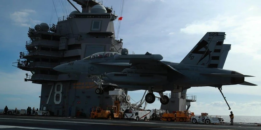 Máy bay tác chiến điện tử EA-18G Growler chuẩn bị đáp xuống sàn đáp trên tàu USS Gerald R Ford. Ảnh: US NAVY/Ruben Reed Máy bay tác chiến điện tử EA-18G Growler chuẩn bị đáp xuống sàn đáp trên tàu USS Gerald R Ford. Ảnh: US NAVY/Ruben Reed