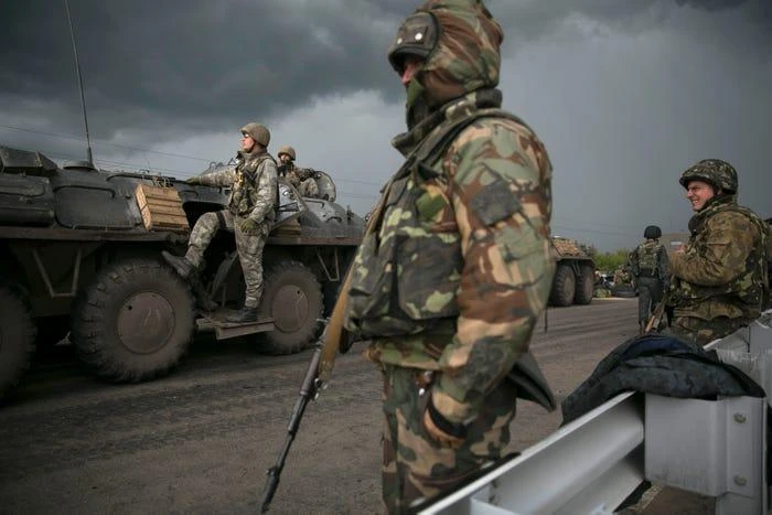 Binh sĩ Ukraine và xe bọc thép chở quân tại chốt kiểm soát gần thị trấn Slaviansk (miền Đông Ukraine) tháng 5-2014. Ảnh: Baz Ratner/REUTERS Binh sĩ Ukraine và xe bọc thép chở quân tại chốt kiểm soát gần thị trấn Slaviansk (miền Đông Ukraine) tháng 5-2014. Ảnh: Baz Ratner/REUTERS