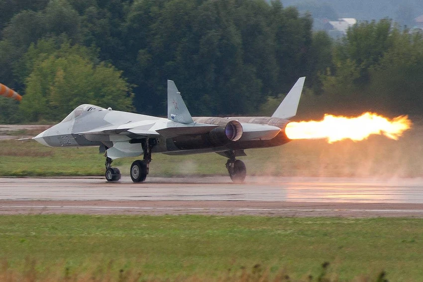 Động cơ của nguyên mẫu Su-57 gặp trục trặc do lỗi hệ thống nén khí tại Triển lãm hàng không quốc tế MAKS tháng 8-2011. Ảnh: Author Rulexip/WIKIMEDIA COMMONS Động cơ của nguyên mẫu Su-57 gặp trục trặc do lỗi hệ thống nén khí tại Triển lãm hàng không quốc tế MAKS tháng 8-2011. Ảnh: Author Rulexip/WIKIMEDIA COMMONS
