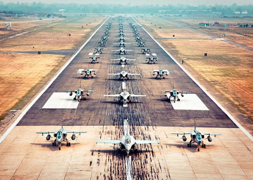 Không quân Ấn Độ kỷ niệm ngày Độc lập thứ 75 của Ấn Độ với tên gọi Azadi Ka Amrit Mahotsav bằng màn biểu diễn “Voi đi bộ”. Ảnh: INDIAN AIR FORCE